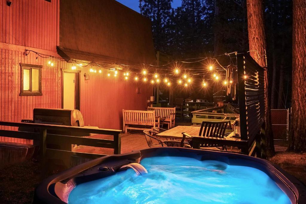 Sugar in the Raw Cabin - Hot Tub, Sugarloaf