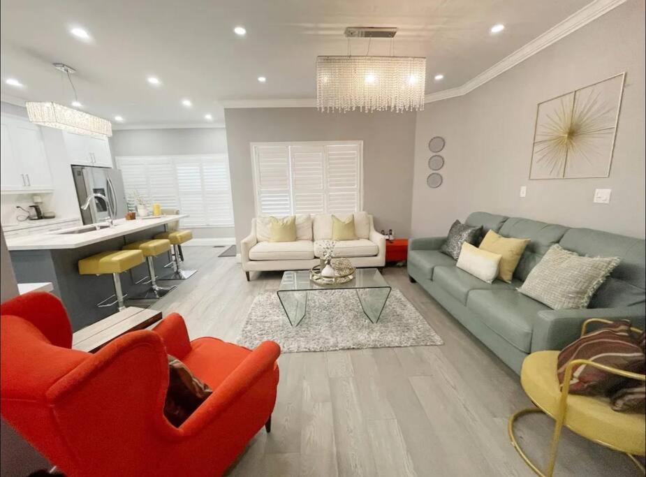 Elegant & Luxurious 3 Bedroom Home, Mississauga