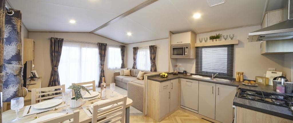 Elegant 2 Bed 1 and Half Bath Caravan in Holiday Resort Village, Northampton