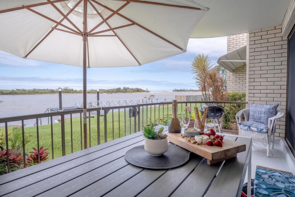 Peaceful River Front Escape Short walk to Ocean St, Maroochydore