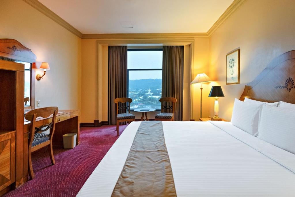 Waterfront Cebu City Hotel & Casino room