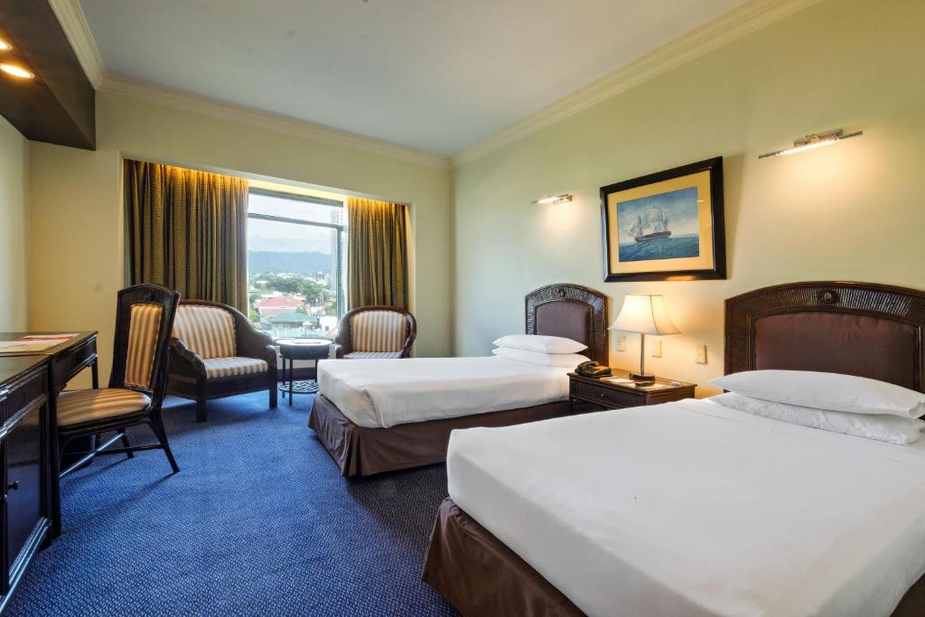 Cebu Waterfront Cebu City Hotel and Casino room
