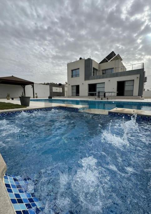 Villa Taklite, Temlale