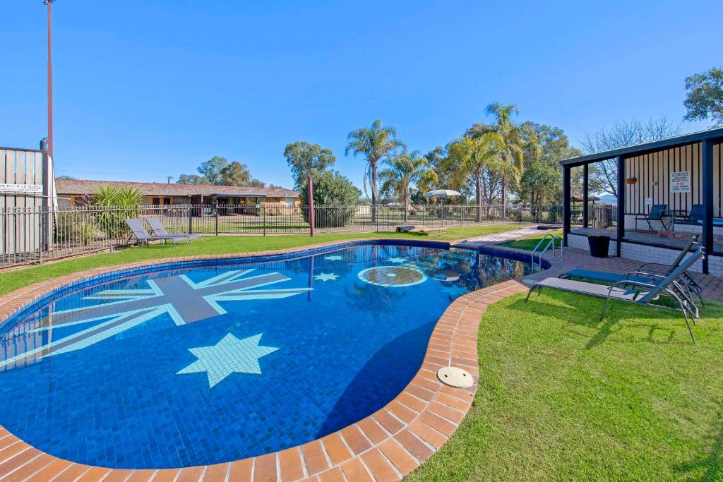 Econo Lodge Savannah Park Tamworth スイミングプール
