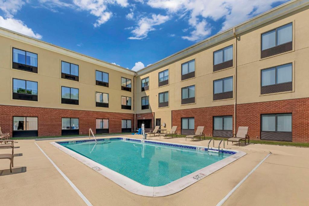 Comfort Inn & Suites Chestertown スイミングプール