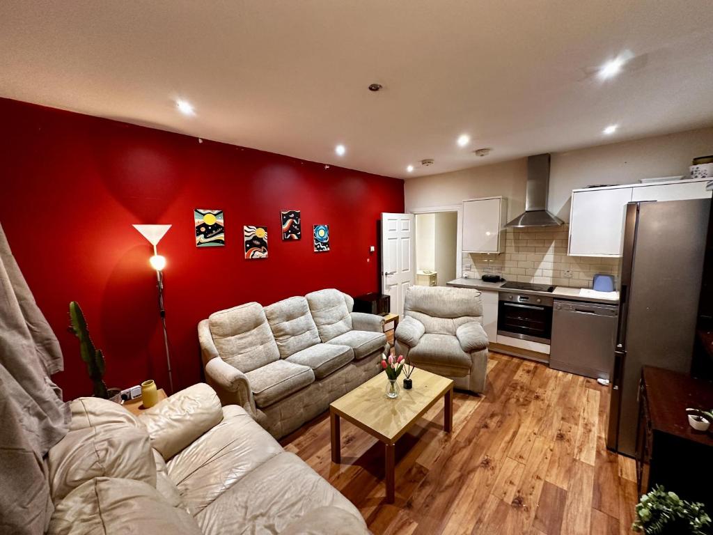 Apt - Sleeps 3 - Pets Ok - Close to Attractions, Edinburgh