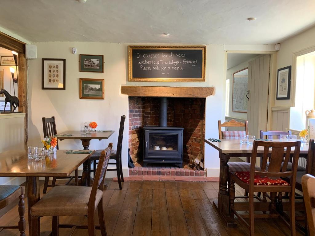 The Cartwheel Inn, Whitsbury photo 3