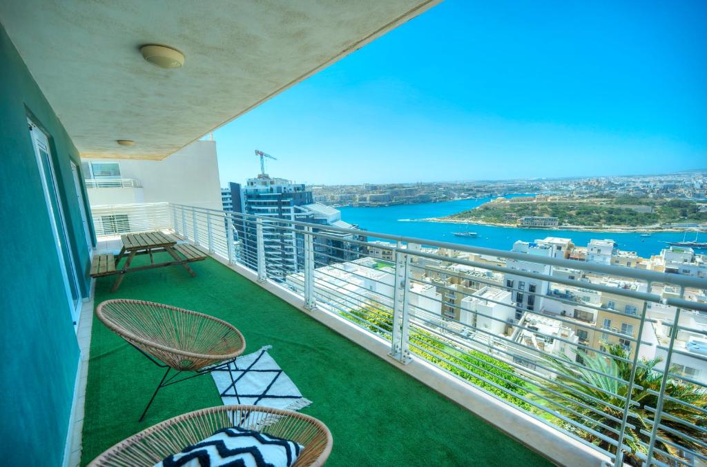 Seaview terrace, 2bedrooms, communal pool COGO1-1, Sliema