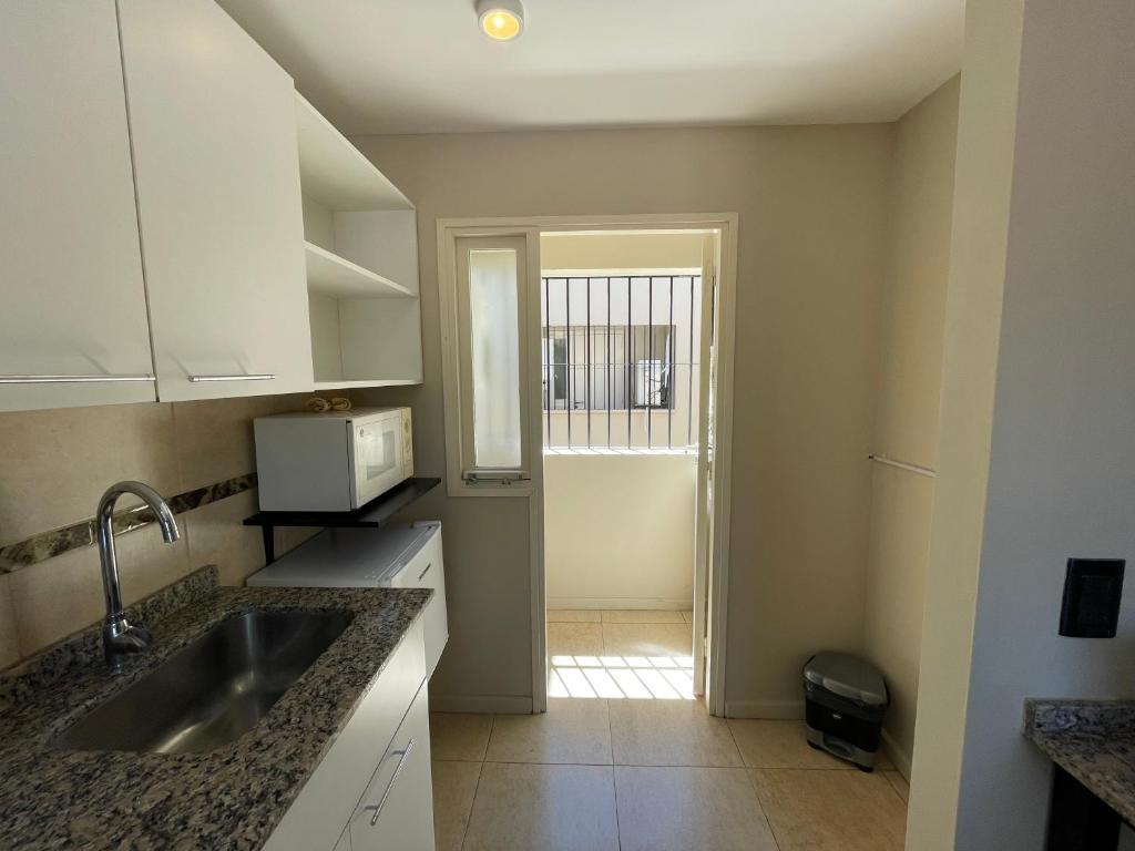 Cómodo apartamento a metros del Parque San Martín y Arístides - 2