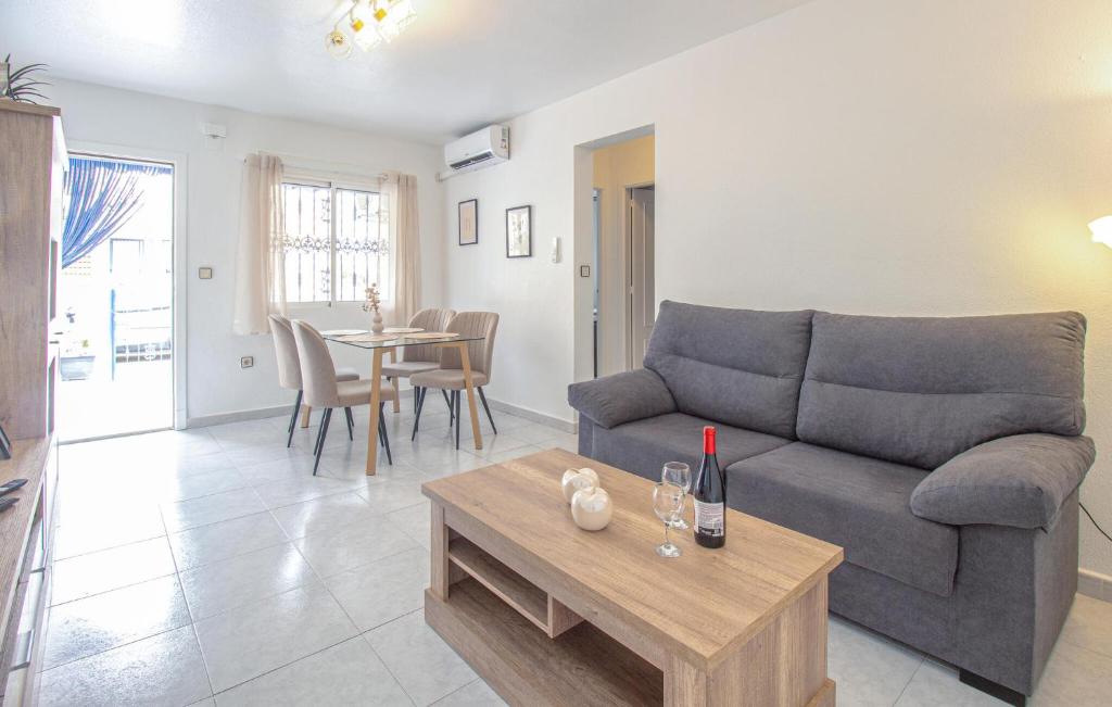 2 Bedroom Gorgeous Apartment In Torrevieja - 2