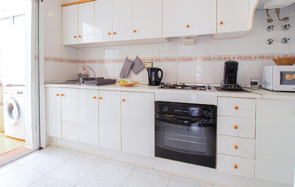 2 Bedroom Gorgeous Apartment In Torrevieja - 4