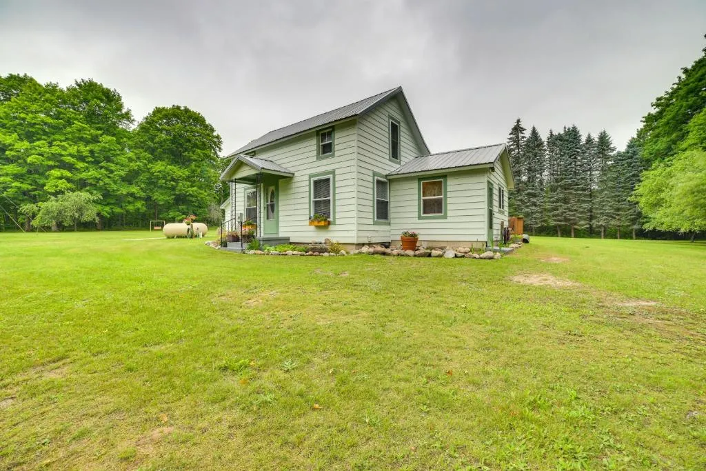 11 Mi to Lake Fife Farmhouse with Yard and Fire Pit!，位于Fife Lake的酒店
