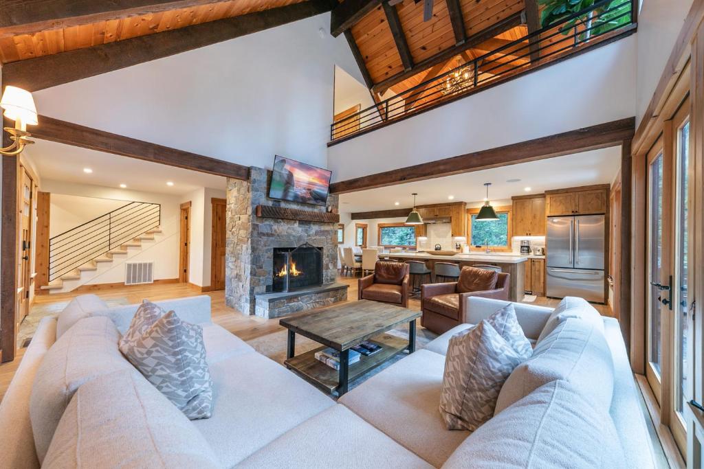 Eclipse Retreat at Tahoe Park - Hot Tub - Fenced Yard & steps to HOA Access, Tahoe City