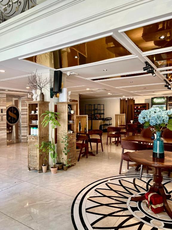 사비나 부티크 호텔 3의 모던한 객실 또는 로비