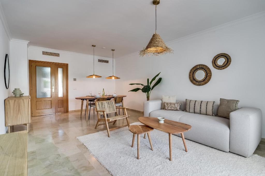 Family-Friendly Garden Apartment - Lunymar Golf Estepona, Pool & Near Beach - 1