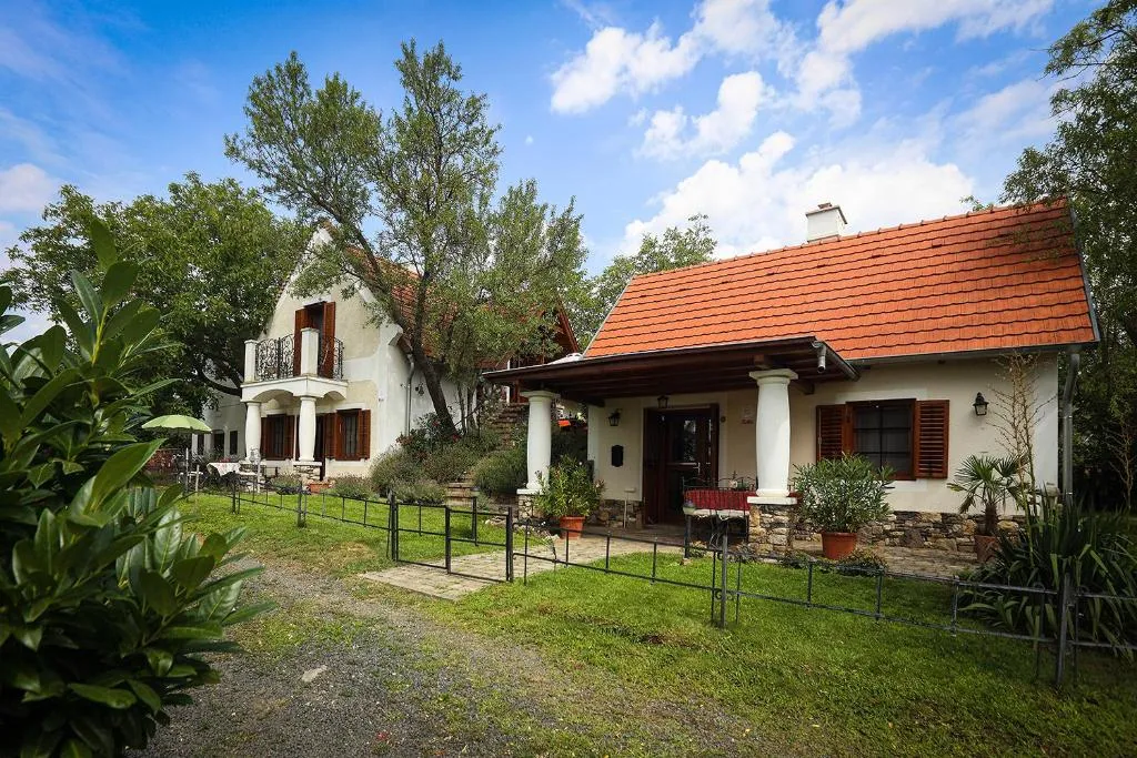 Káli Borház - Nyaralóházak, hotel in Köveskál