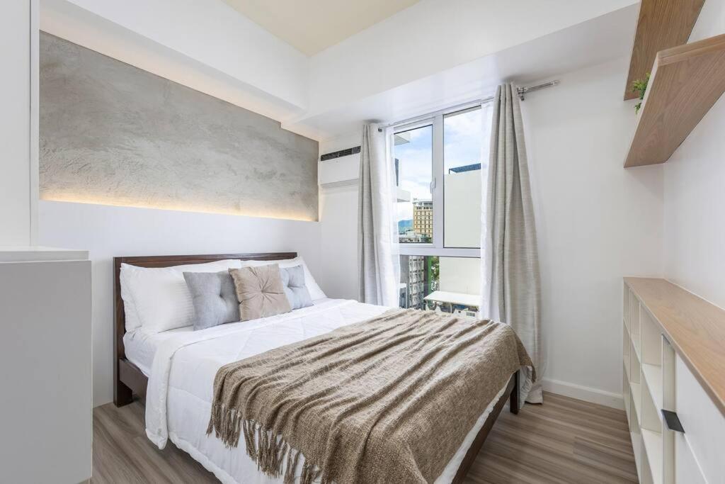 Furnished Studio in Avida Towers Riala, Cebu IT Park with Amazing Mountain View, Fast WiFi, Netflix, Pool and More, Cebu City