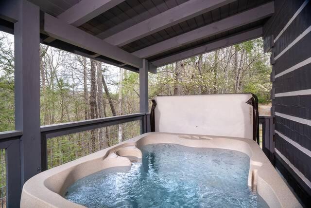 Peaceful Escape by Stony Brook Cabins, Gatlinburg