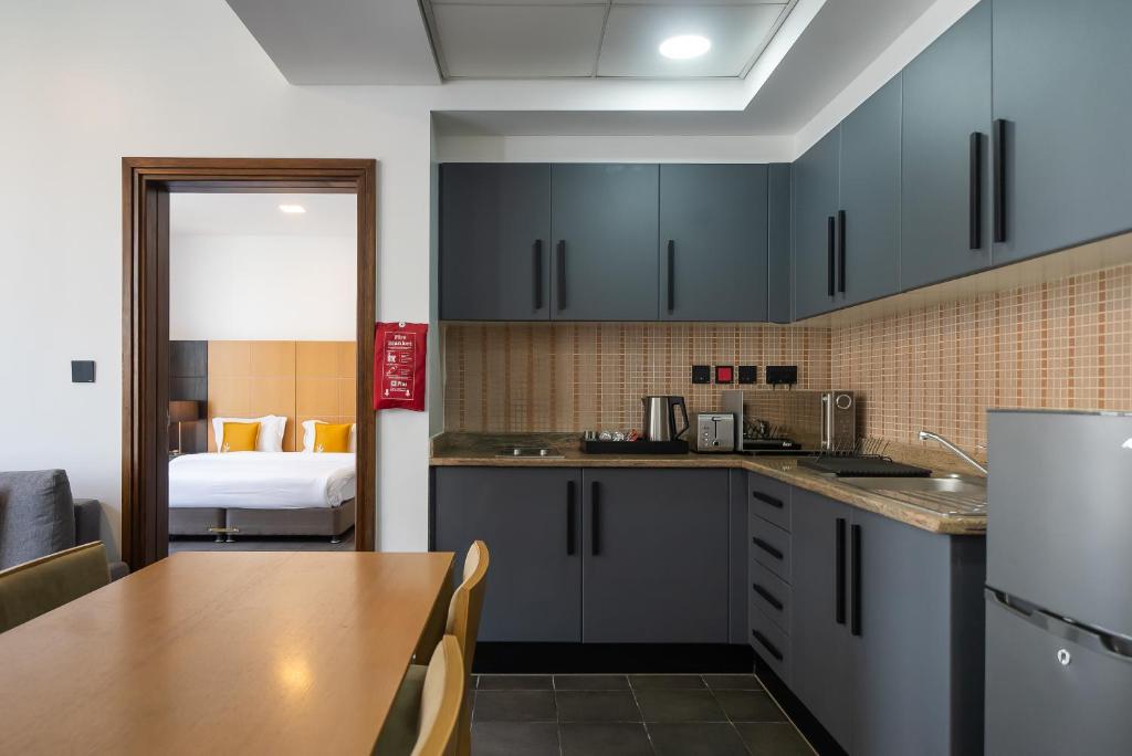 Kitchen, Emirates Sports Hotel Apartments in Dubai