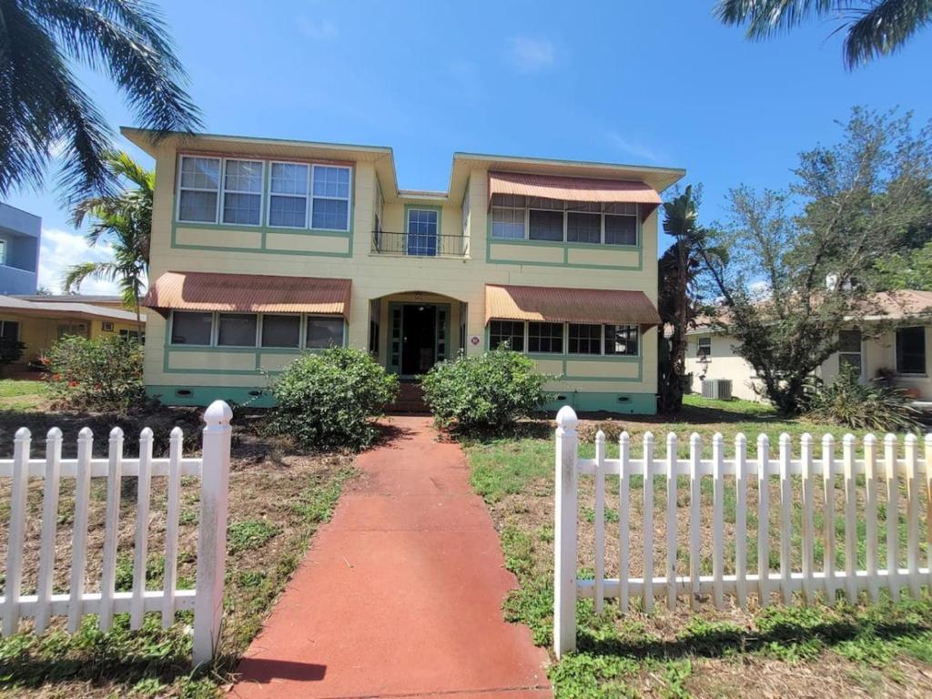 Lakeview Apt at Crescent Lake, St Petersburg