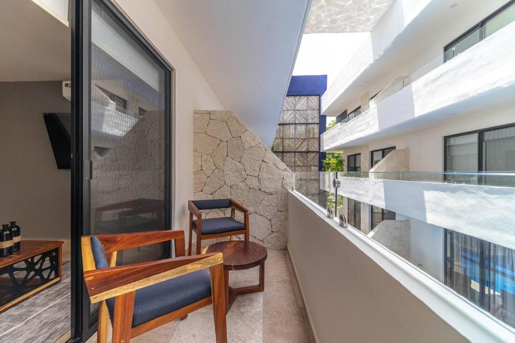 2 BD Suite with Private Balcony, Rooftop Pool, Gym - 3