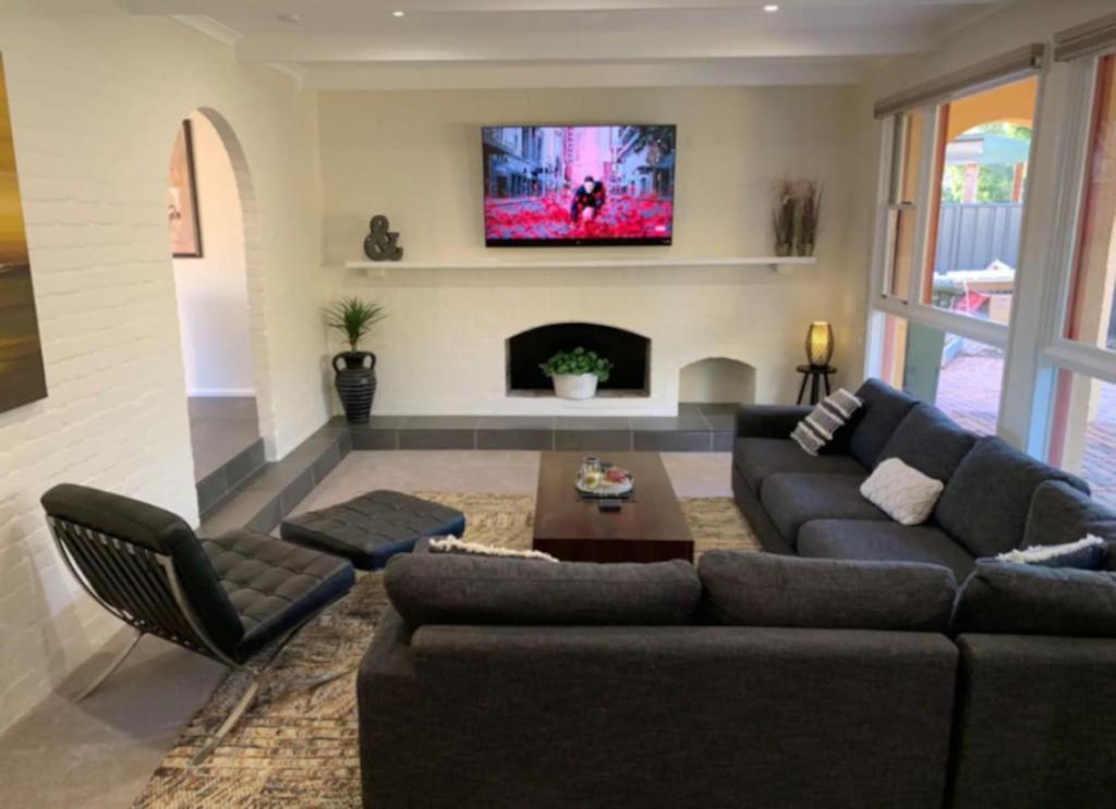 Warm and Spacious 5BR Home w WIFI and Multiple Parking - Hosted by Canstay, Weetangerra