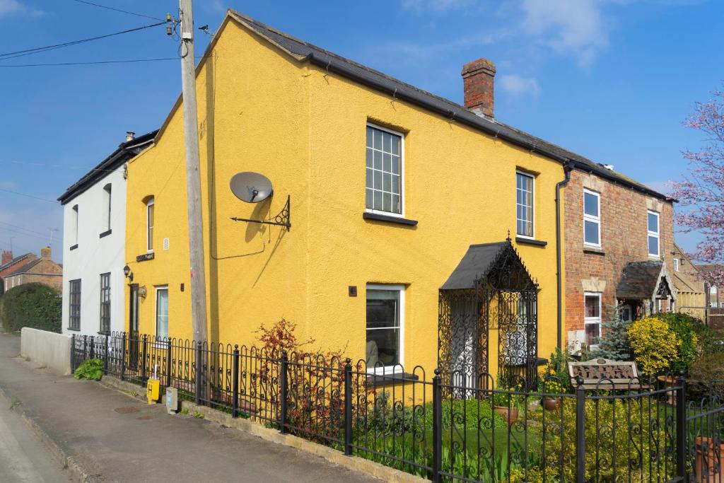 Crossways - a modern two bedroom village apartment close to cheltenham, Claypits