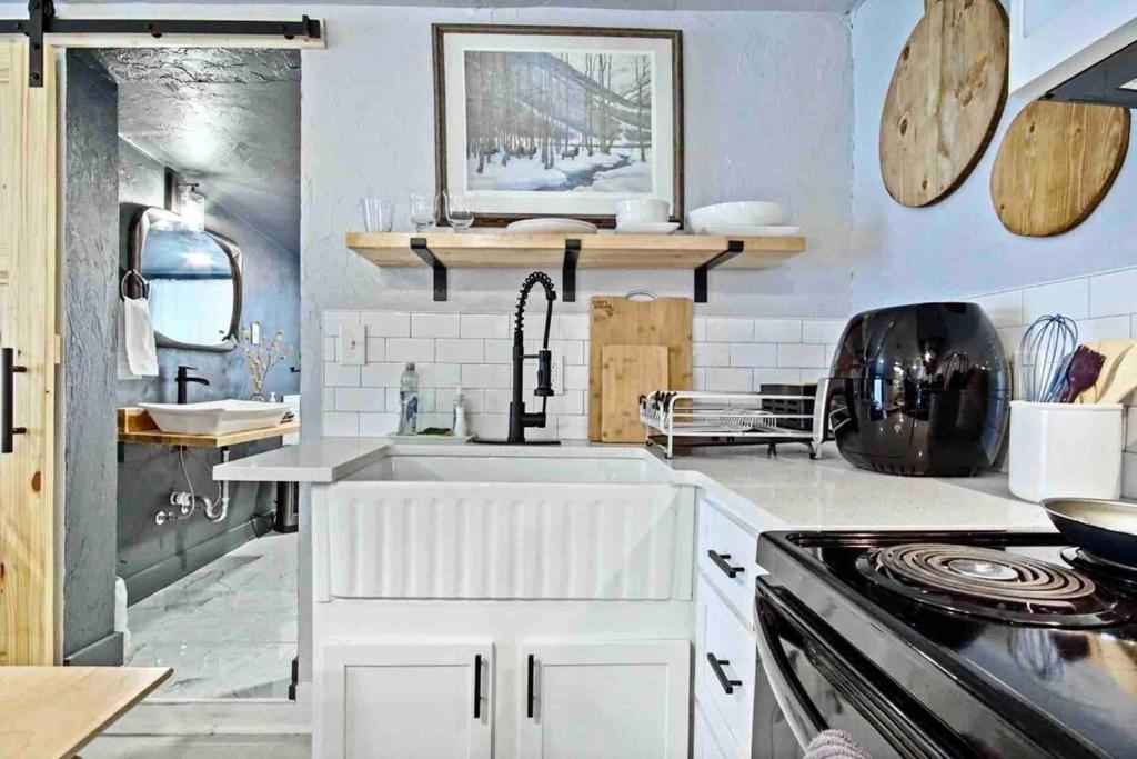 Winter Hideaway Cozy Holiday Esccape 40-4