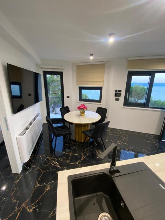 Leandra, Baška Voda