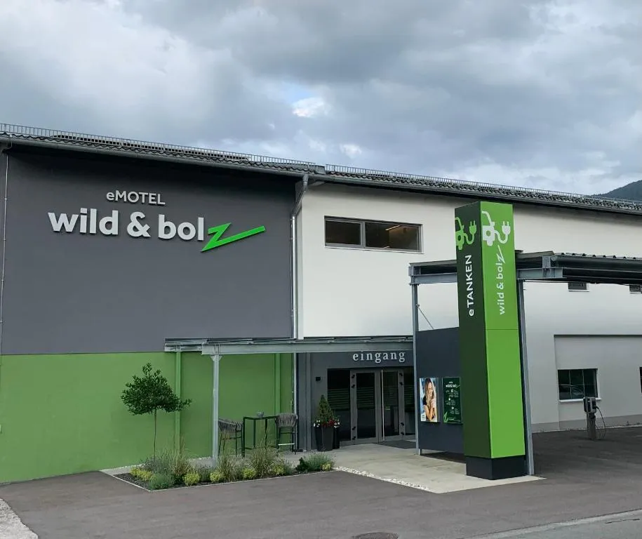 wild & bolz eMotel, מלון בטריבן
