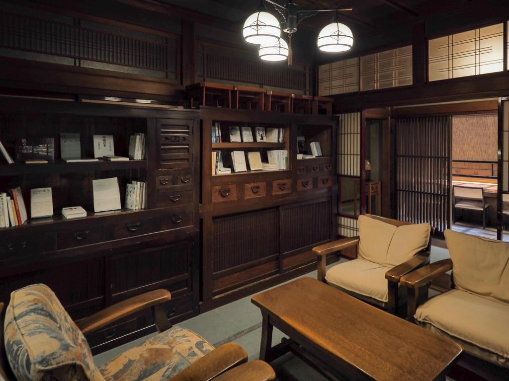 Shared lounge/TV area