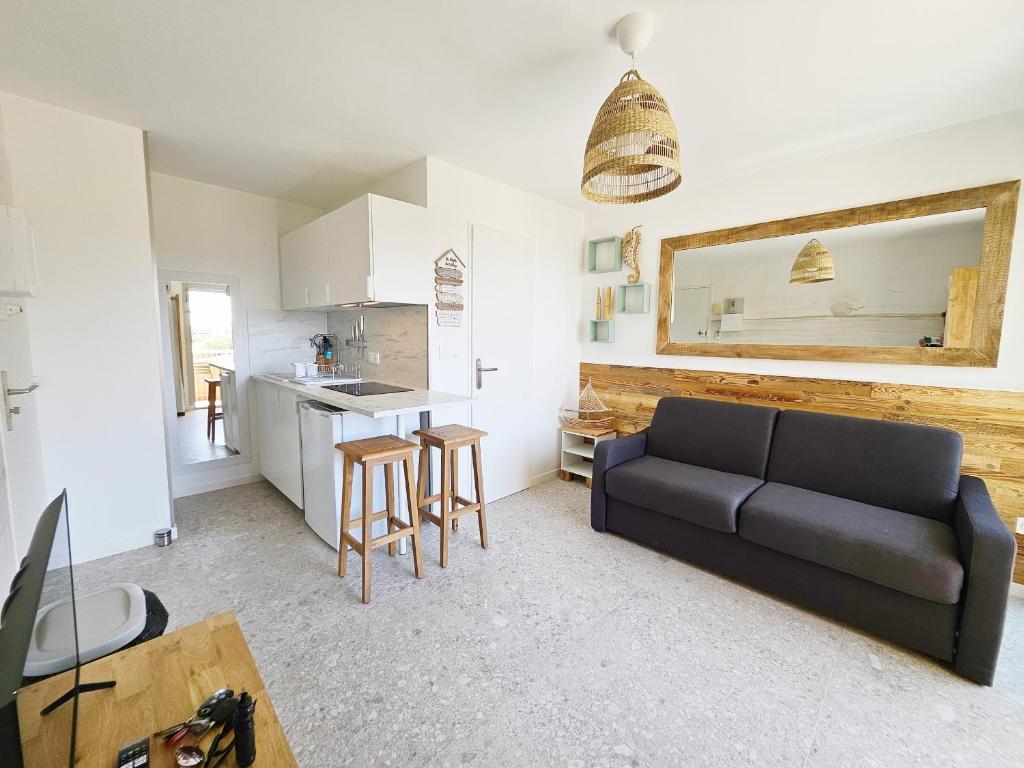 Studio refait en 2024 avec terrasse, climatisation et parking, à 50m de la plage - FR-1-338-588 - 4