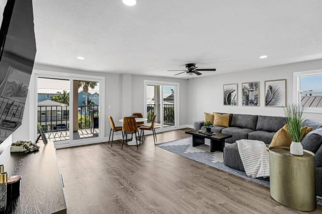 Pristine 3 BDRM Condo by Beach, Bradenton Beach