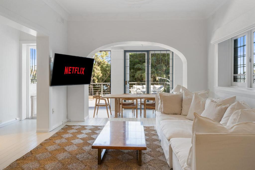 Executive 2BR Apt with Balcony near Yarranabbe Park, Sydney