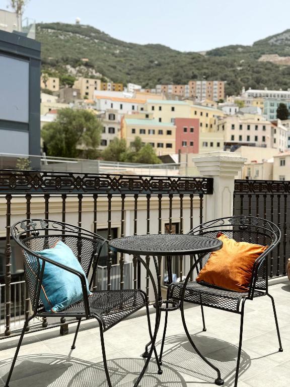 Grand Central House - Master Penthouse Double Room Ensuite - GibraltarStay Apartments, Gibraltar