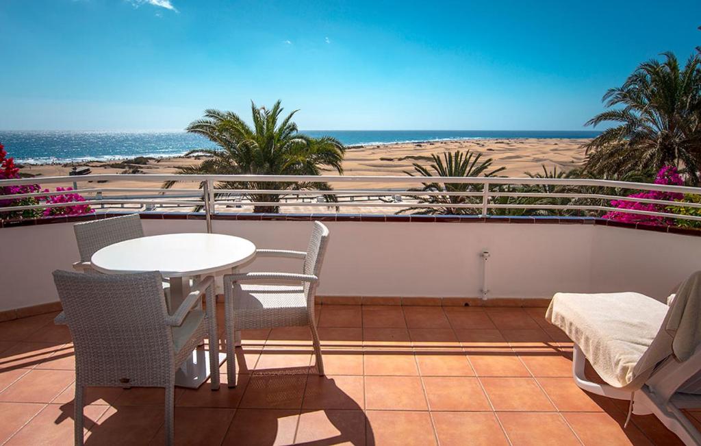 Apartment Hotel TABOGA — Beach in Playa del Ingles, Canary Islands