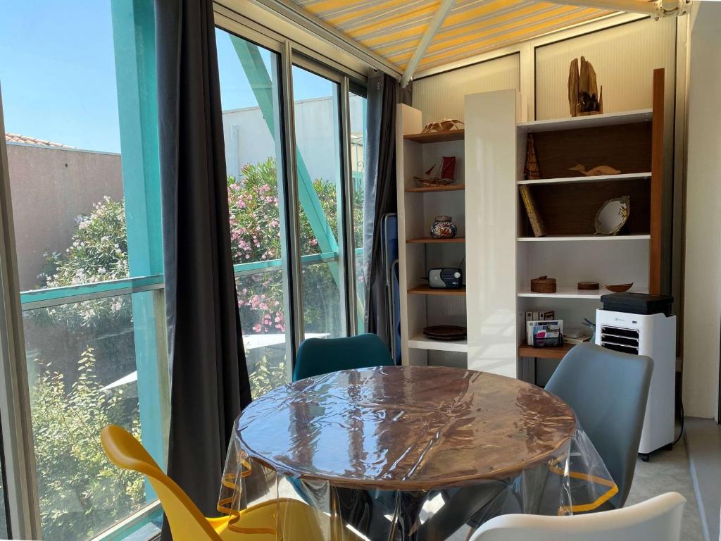 Agréable T2 climatisé avec Loggia, Parking, et Wifi à Balaruc-les-Bains - FR-1-553-250 - 2