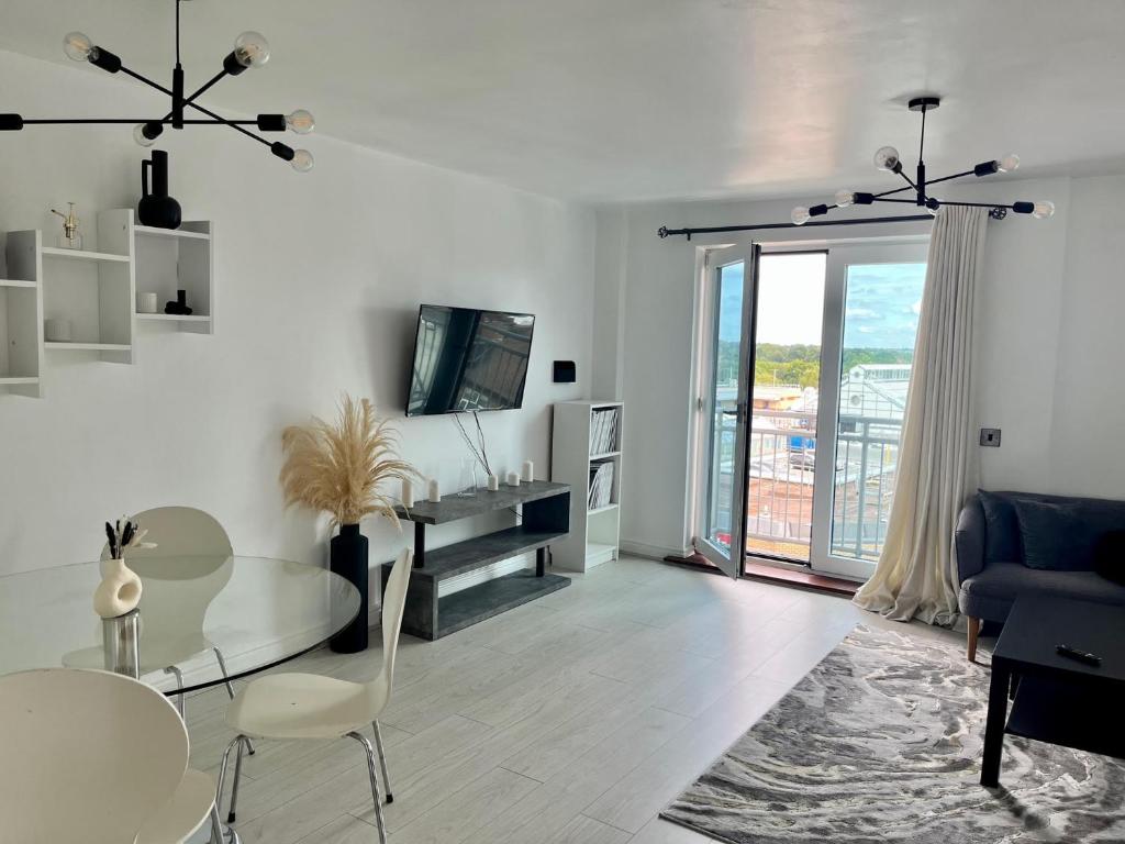 Pass the Keys Central 2 Bed flat in Edgeware with Parking, Edgware