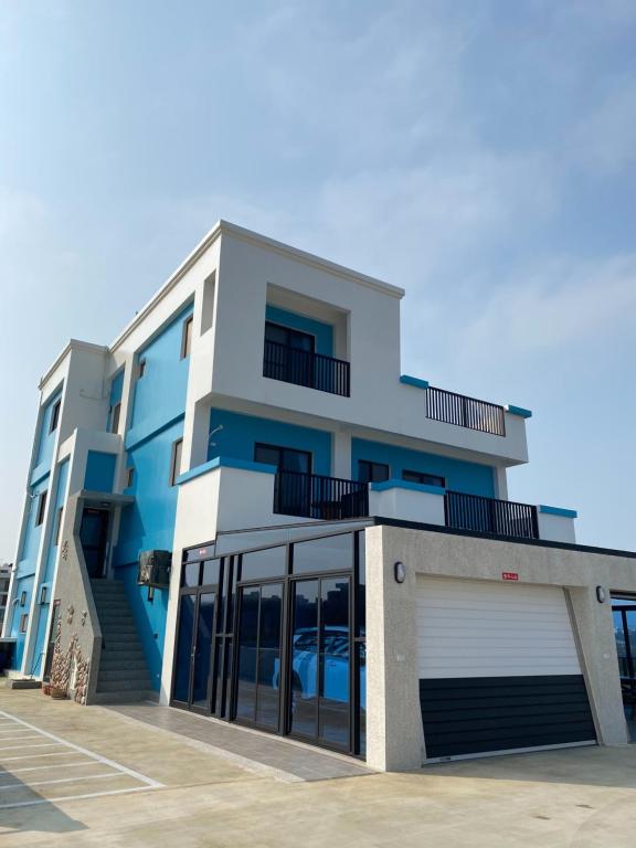 Across the Ocean B&B, Magong