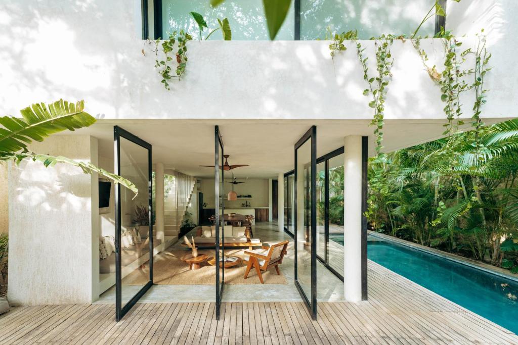 Casa Areca, Awarded Architectural Villa located in a secured gated community, with Concierge services - 2