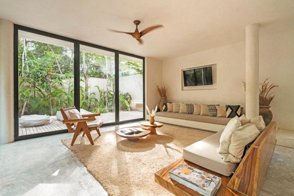 Casa Areca, Awarded Architectural Villa located in a secured gated community, with Concierge services - 5