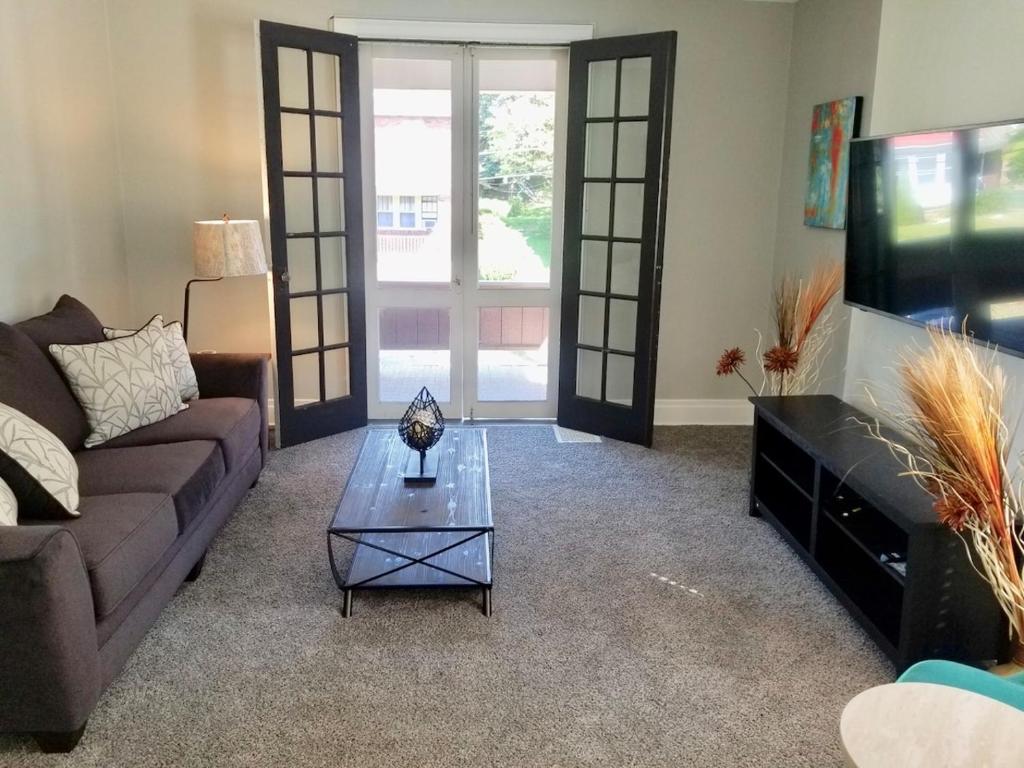 Private 3 Bdrm Apt Spacious And Convenient, Pittsburgh