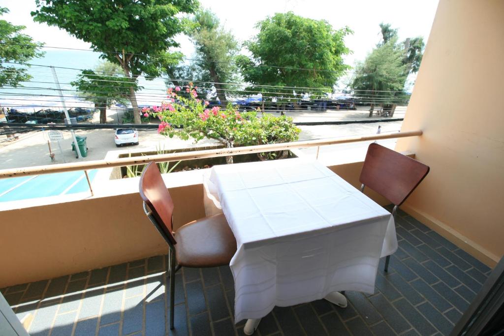 Beachfront Hotel Cha Am photo