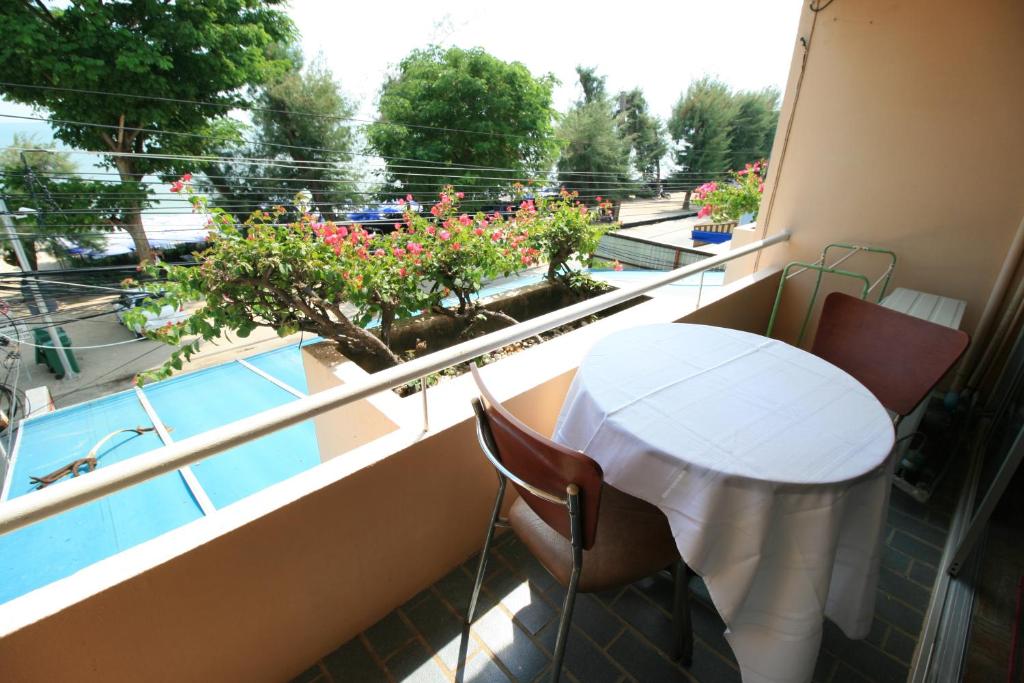 Beachfront Hotel Cha Am photo