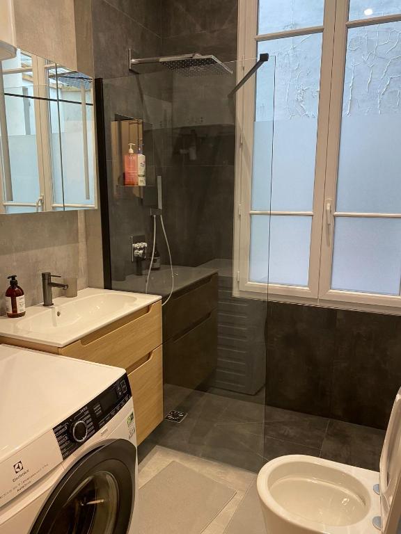 2 Bedroom with AC & Spacious Terrace minutes from Champs Elysées - 4