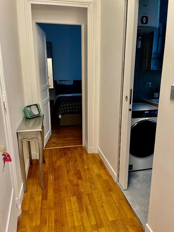 2 Bedroom with AC & Spacious Terrace minutes from Champs Elysées - 5