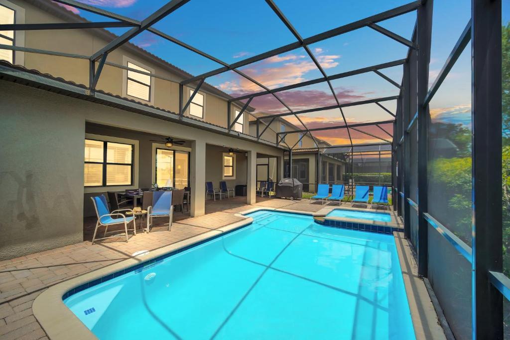 Spacious 6BR Pool Home w Game Room & Harry Potter Mickey Rooms Near Disney, Davenport