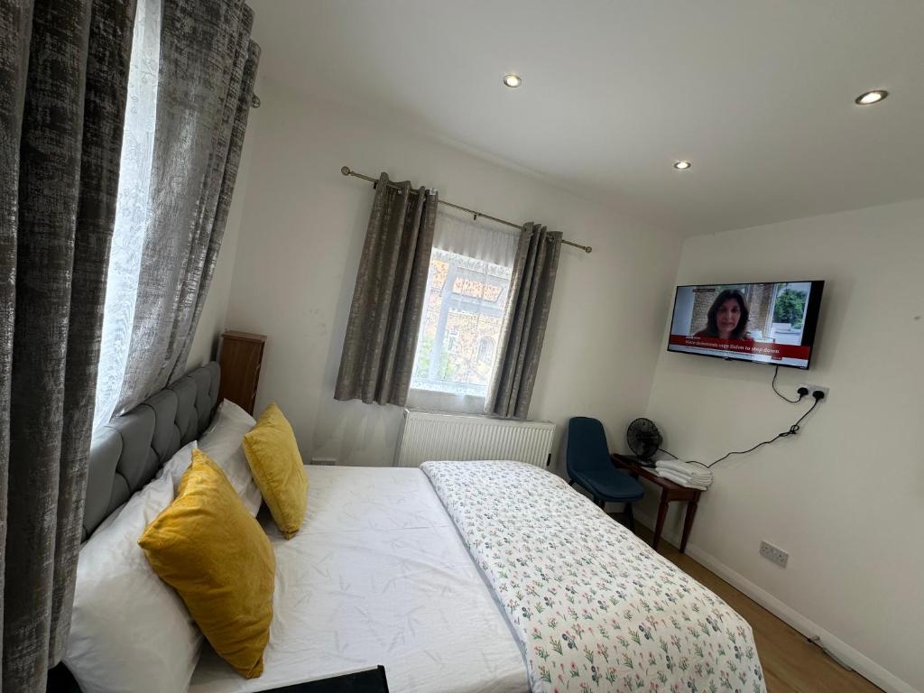 Luxury Ensuite 2nd Studio Flat With Great Views in Keedonwood Road With Fully Own Bathroom Newly Added And Private Kitchenette, Bromley