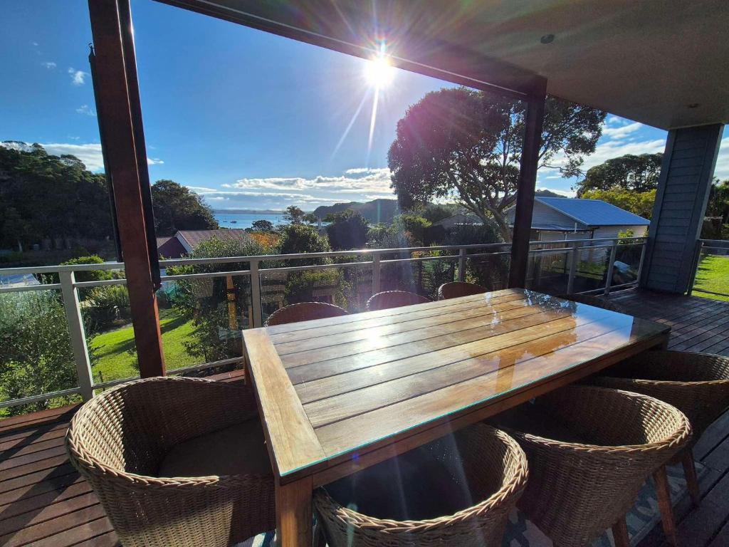 Kingfisher Retreat, Russell