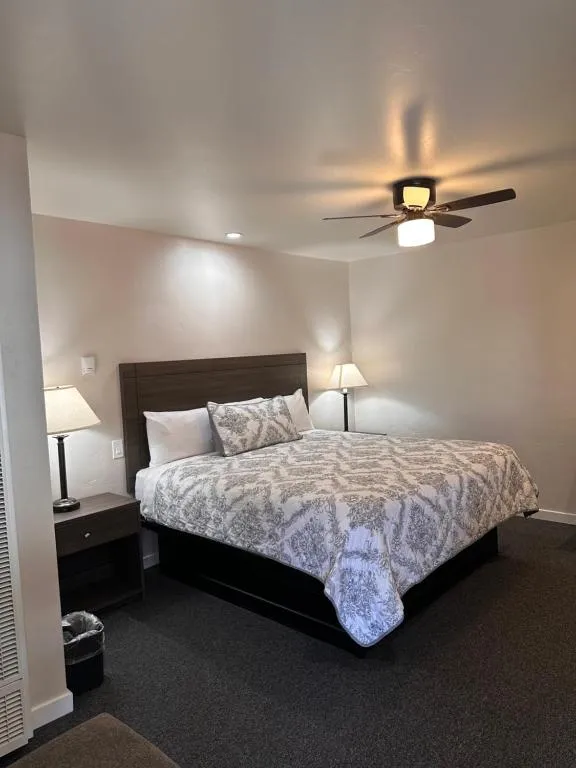 Lee Vining Motel，位于利韦宁的酒店